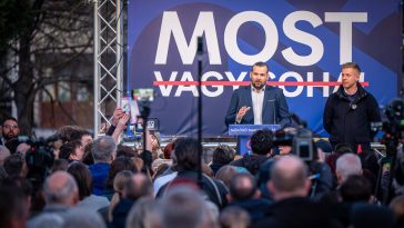 Szarvas főterén tartott kampánygyűlést Magyar Péter és Gombár Dávid.