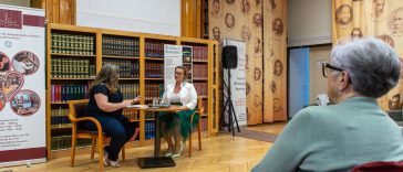 Makai Beátával Bélyeggyűjtemény című könyvéről Bődi Etelka beszélgetett a Városi Könyvtárban március 14-én.