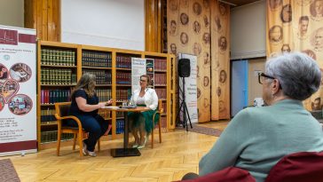 Makai Beátával Bélyeggyűjtemény című könyvéről Bődi Etelka beszélgetett a Városi Könyvtárban március 14-én.