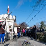 A Békés Megyei Károlyi-huszár és Honvéd Hagyományőrző és Kulturális Egyesület két tagja sortüzet lő az ünnep tiszteletére Csabacsűdön 2026. március 15-én.