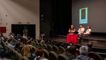Kanalas Sándor IT-szakember, Ignácz József, az Oktatási Hivatal Békéscsabai Pedagógiai Oktatási Központjának referense és AI-szakértője és Csorbáné Dávid Ivett, a Szarvasi Rendőrkapitányság baleset- és bűnmegelőzési előadója.