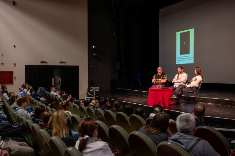 Kanalas Sándor IT-szakember, Ignácz József, az Oktatási Hivatal Békéscsabai Pedagógiai Oktatási Központjának referense és AI-szakértője és Csorbáné Dávid Ivett, a Szarvasi Rendőrkapitányság baleset- és bűnmegelőzési előadója.