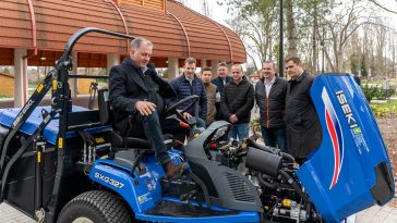 Szarvas Város Önkormányzata egy modern fűnyíró traktorral gazdagodott a „Versenyképes Járások” program keretében.