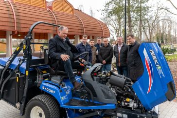 Szarvas Város Önkormányzata egy modern fűnyíró traktorral gazdagodott a „Versenyképes Járások” program keretében.
