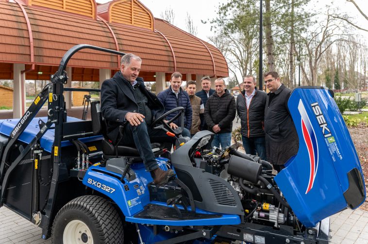 Szarvas Város Önkormányzata egy modern fűnyíró traktorral gazdagodott a „Versenyképes Járások” program keretében.