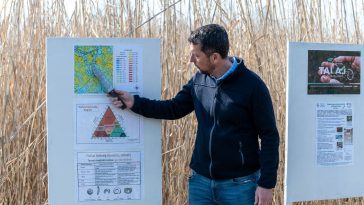 Dr. Jancsó Mihály, az Öntözési és Vízgazdálkodási Kutatóközpont tudományos főmunkatársa a terepmunka során.