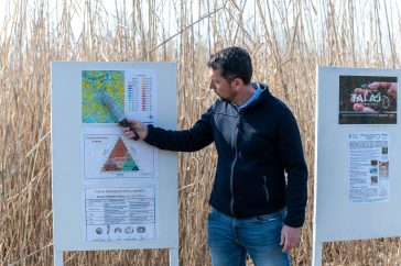 Dr. Jancsó Mihály, az Öntözési és Vízgazdálkodási Kutatóközpont tudományos főmunkatársa a terepmunka során.