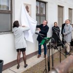 Csörsz Tünde és Hodálik Pál leleplezi dr. Csörsz Sándor emléktábláját.