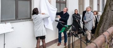 Csörsz Tünde és Hodálik Pál leleplezi dr. Csörsz Sándor emléktábláját.