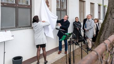 Csörsz Tünde és Hodálik Pál leleplezi dr. Csörsz Sándor emléktábláját.