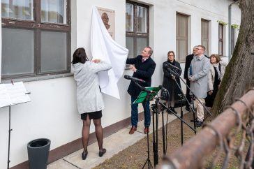 Csörsz Tünde és Hodálik Pál leleplezi dr. Csörsz Sándor emléktábláját.