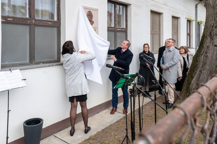 Csörsz Tünde és Hodálik Pál leleplezi dr. Csörsz Sándor emléktábláját.