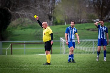 Karácsony Ádám játékvezető bőven tett sárga lapot a zsebébe. Ki is osztotta őket.
