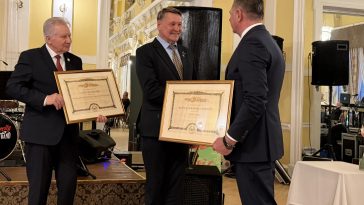 Jakab István (b) és Kozsuch Kornél (j) átadják a kitüntetést Závoda Ferencnek