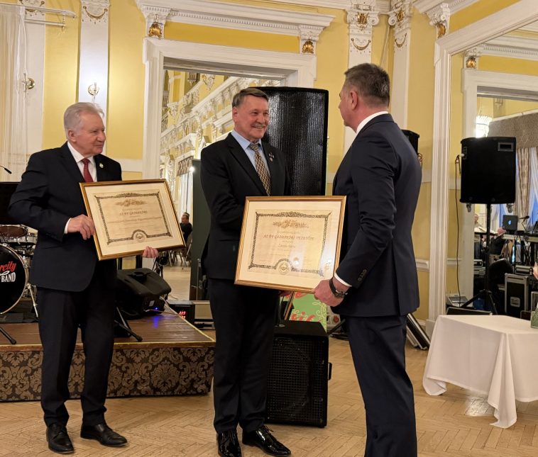 Jakab István (b) és Kozsuch Kornél (j) átadják a kitüntetést Závoda Ferencnek