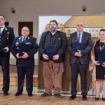 Kondacs Zsolt tűzoltó alezredes, a Szeghalmi Katasztrófavédelmi Kirendeltség tűzoltósági felügyelője (b2) és Lázár Viktor (j3), a Szarvasi Mentőállomás 46 év szolgálat után visszavonult mentőtisztje az elismerések átadóján.