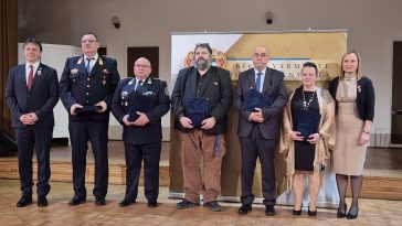 Kondacs Zsolt tűzoltó alezredes, a Szeghalmi Katasztrófavédelmi Kirendeltség tűzoltósági felügyelője (b2) és Lázár Viktor (j3), a Szarvasi Mentőállomás 46 év szolgálat után visszavonult mentőtisztje az elismerések átadóján.