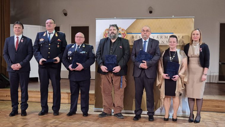 Kondacs Zsolt tűzoltó alezredes, a Szeghalmi Katasztrófavédelmi Kirendeltség tűzoltósági felügyelője (b2) és Lázár Viktor (j3), a Szarvasi Mentőállomás 46 év szolgálat után visszavonult mentőtisztje az elismerések átadóján.