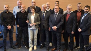 A Magyar Karate Szakszövetség vezető tisztségviselői, Ruzsinszki György a kép jobb szélén látható.