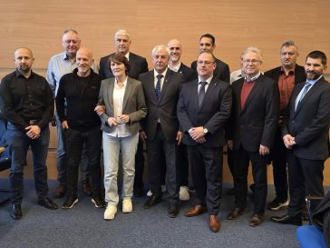 A Magyar Karate Szakszövetség vezető tisztségviselői, Ruzsinszki György a kép jobb szélén látható.