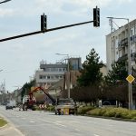 Cserélik a lámpaoszlopokat Szarvas belvárosában 2026. március 25-én.