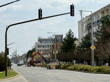 Cserélik a lámpaoszlopokat Szarvas belvárosában 2026. március 25-én.