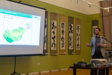 Az Öntözni – de hogyan? című előadást pedig dr. Jancsó Mihály, az Öntözési és Vízgazdálkodási Kutatóközpont tudományos főmunkatársa tartotta.