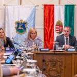 Hodálik Pál polgármester az ülésen kiemelte a személyi változások jelentőségét: dr. Melis János nyugdíjba vonulását követően Horváthné dr. Kepenyes Edit (k) vette át a jegyzői feladatokat, míg az aljegyzői posztot Lénártné dr. Belicza Györgyi (b) tölti be.