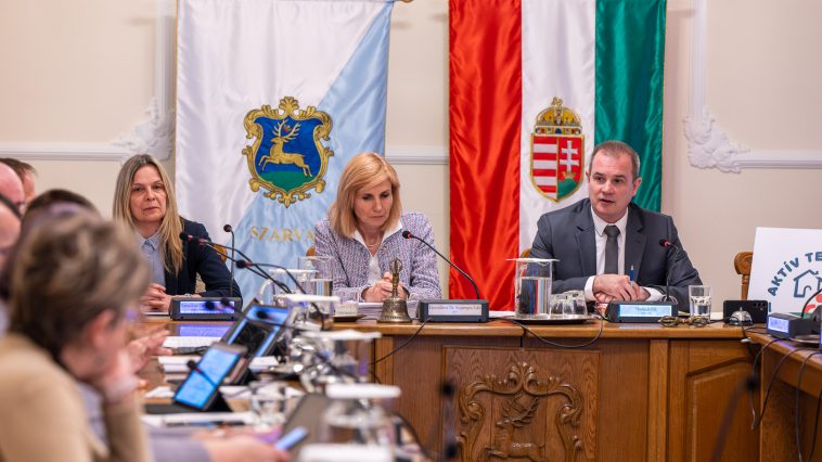 Hodálik Pál polgármester az ülésen kiemelte a személyi változások jelentőségét: dr. Melis János nyugdíjba vonulását követően Horváthné dr. Kepenyes Edit (k) vette át a jegyzői feladatokat, míg az aljegyzői posztot Lénártné dr. Belicza Györgyi (b) tölti be.