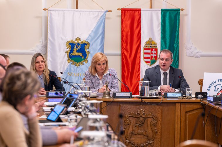 Hodálik Pál polgármester az ülésen kiemelte a személyi változások jelentőségét: dr. Melis János nyugdíjba vonulását követően Horváthné dr. Kepenyes Edit (k) vette át a jegyzői feladatokat, míg az aljegyzői posztot Lénártné dr. Belicza Györgyi (b) tölti be.