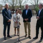 Soltész Miklós, a Miniszterelnökség egyházi és nemzetiségi kapcsolatokért felelős államtitkára, Wéberné Hanzó Teréz, a Szlovák Általános Iskola igazgatója, Dankó Béla, a térség országgyűlési képviselője és Hodálik Pál, Szarvas polgármestere az átadón.