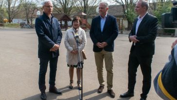 Soltész Miklós, a Miniszterelnökség egyházi és nemzetiségi kapcsolatokért felelős államtitkára, Wéberné Hanzó Teréz, a Szlovák Általános Iskola igazgatója, Dankó Béla, a térség országgyűlési képviselője és Hodálik Pál, Szarvas polgármestere az átadón.