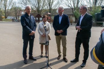 Soltész Miklós, a Miniszterelnökség egyházi és nemzetiségi kapcsolatokért felelős államtitkára, Wéberné Hanzó Teréz, a Szlovák Általános Iskola igazgatója, Dankó Béla, a térség országgyűlési képviselője és Hodálik Pál, Szarvas polgármestere az átadón.