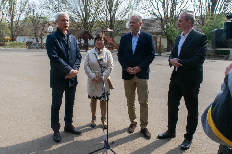 Soltész Miklós, a Miniszterelnökség egyházi és nemzetiségi kapcsolatokért felelős államtitkára, Wéberné Hanzó Teréz, a Szlovák Általános Iskola igazgatója, Dankó Béla, a térség országgyűlési képviselője és Hodálik Pál, Szarvas polgármestere az átadón.