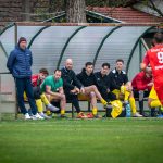 A kispadosok a végjátékban meg tudták duplázni a Csabacsűd góljainak számát. A kispadon ülő 3. Kppányi Péter, mellett Jelen Szebasztián Szilveszter.