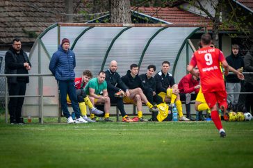 A kispadosok a végjátékban meg tudták duplázni a Csabacsűd góljainak számát. A kispadon ülő 3. Kppányi Péter, mellett Jelen Szebasztián Szilveszter.
