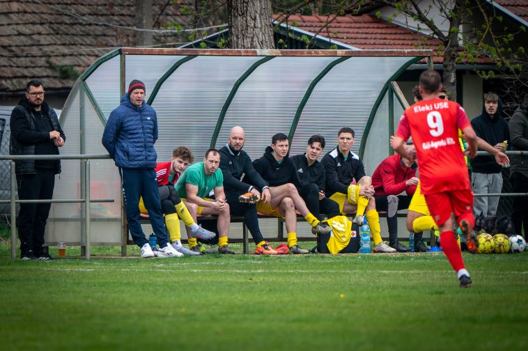 A kispadosok a végjátékban meg tudták duplázni a Csabacsűd góljainak számát. A kispadon ülő 3. Kppányi Péter, mellett Jelen Szebasztián Szilveszter.