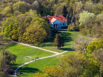 Az Anna-ligeti Csáky-Benz-kastély és a Körösvölgyi Állatpark látogatói 2026. április 5-én.