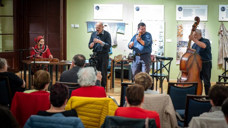A Békés Banda Népzenei Műhely négy kiváló zenésze különféle felállásokban mutatta be a magyar népzene sokszínűségét.