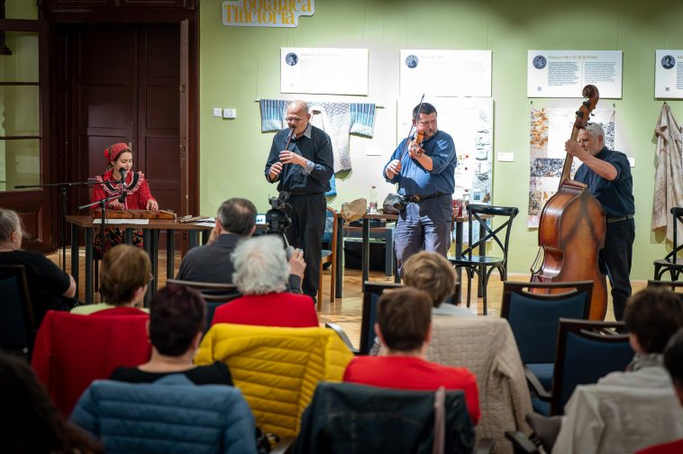 A Békés Banda Népzenei Műhely négy kiváló zenésze különféle felállásokban mutatta be a magyar népzene sokszínűségét.