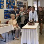 Kerekes Györgyné (Erzsike néni) (ül) nyugalmazott könyvtáros is, aki 1963-tól évtizedeken át szolgálta a helyi olvasókat.