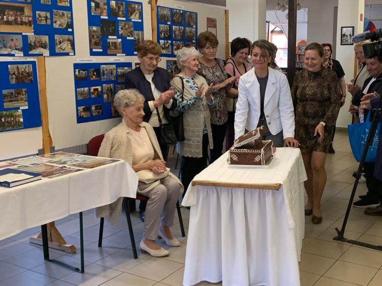 Kerekes Györgyné (Erzsike néni) (ül) nyugalmazott könyvtáros is, aki 1963-tól évtizedeken át szolgálta a helyi olvasókat.