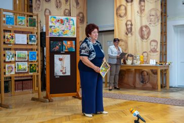 Rómer Ilona művésztanár a kiállítás megnyitóján.