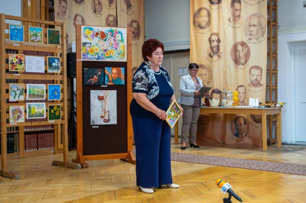 Rómer Ilona művésztanár a kiállítás megnyitóján.