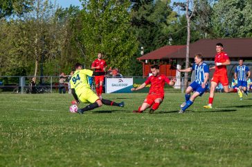 Sándor János ezen lövését a gólvonal előtt még ki tudták kotorni az eleki védők.