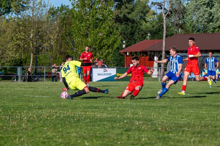 Sándor János ezen lövését a gólvonal előtt még ki tudták kotorni az eleki védők.