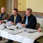 Dankó Béla országgyűlési képviselő, Gergely Tibor Csaba, a Szép Házak - 6. Pillér Kft. meghatalmazottja, Hodálik Pál polgármester és Horváthné dr. Kepenyes Edit jegyző.