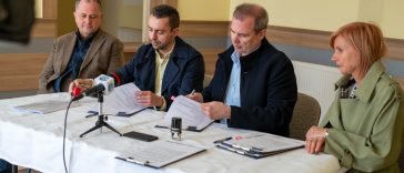 Dankó Béla országgyűlési képviselő, Gergely Tibor Csaba, a Szép Házak - 6. Pillér Kft. meghatalmazottja, Hodálik Pál polgármester és Horváthné dr. Kepenyes Edit jegyző.