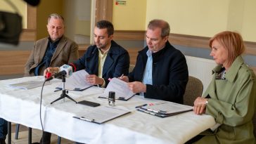 Dankó Béla országgyűlési képviselő, Gergely Tibor Csaba, a Szép Házak - 6. Pillér Kft. meghatalmazottja, Hodálik Pál polgármester és Horváthné dr. Kepenyes Edit jegyző.