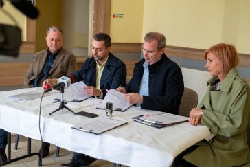 Dankó Béla országgyűlési képviselő, Gergely Tibor Csaba, a Szép Házak - 6. Pillér Kft. meghatalmazottja, Hodálik Pál polgármester és Horváthné dr. Kepenyes Edit jegyző.